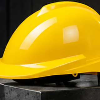 Detalle del casco de protección del kit de EPP