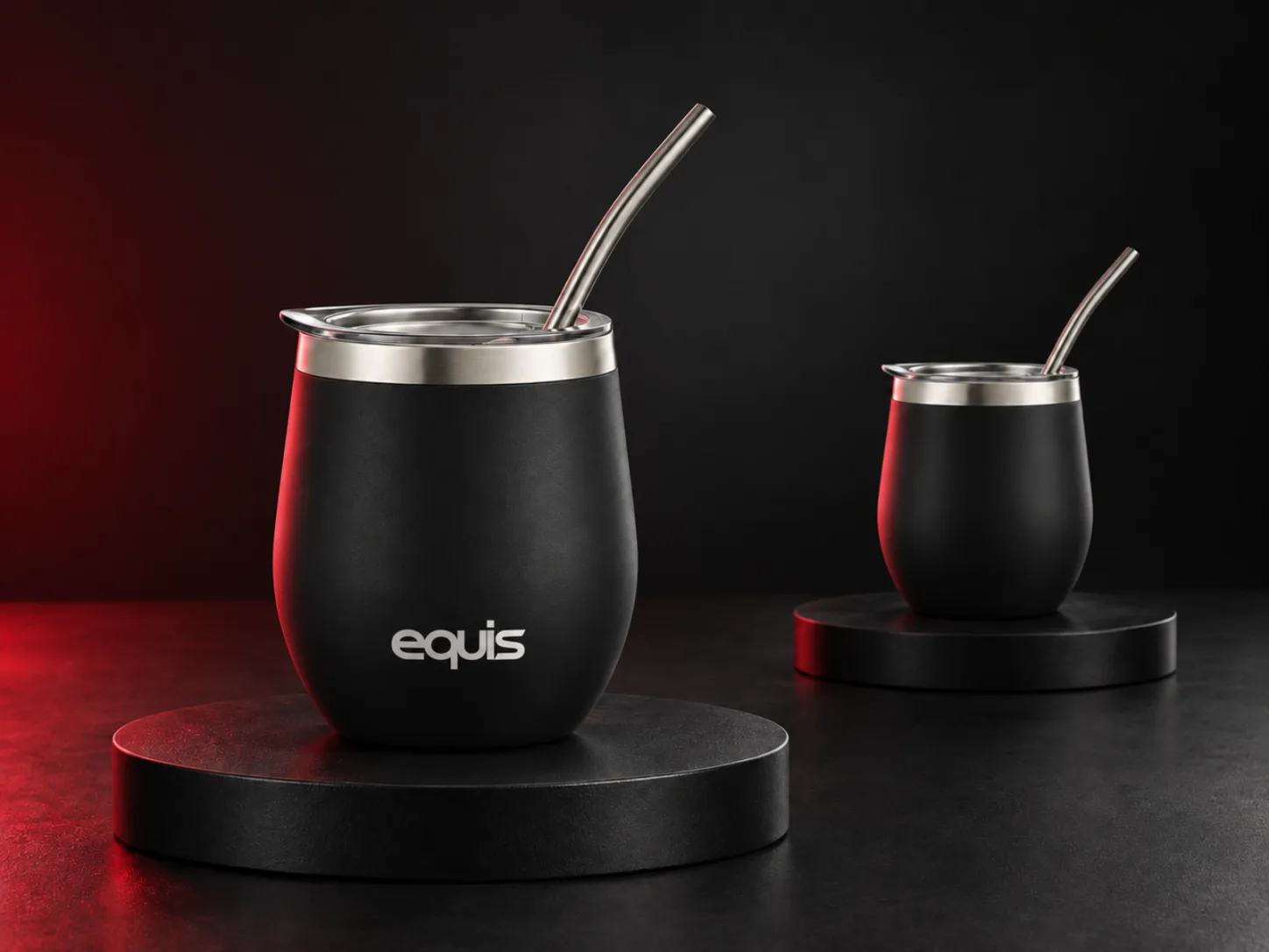 Mate de acero negro personalizado con logo de empresa, producción de FOCUS+