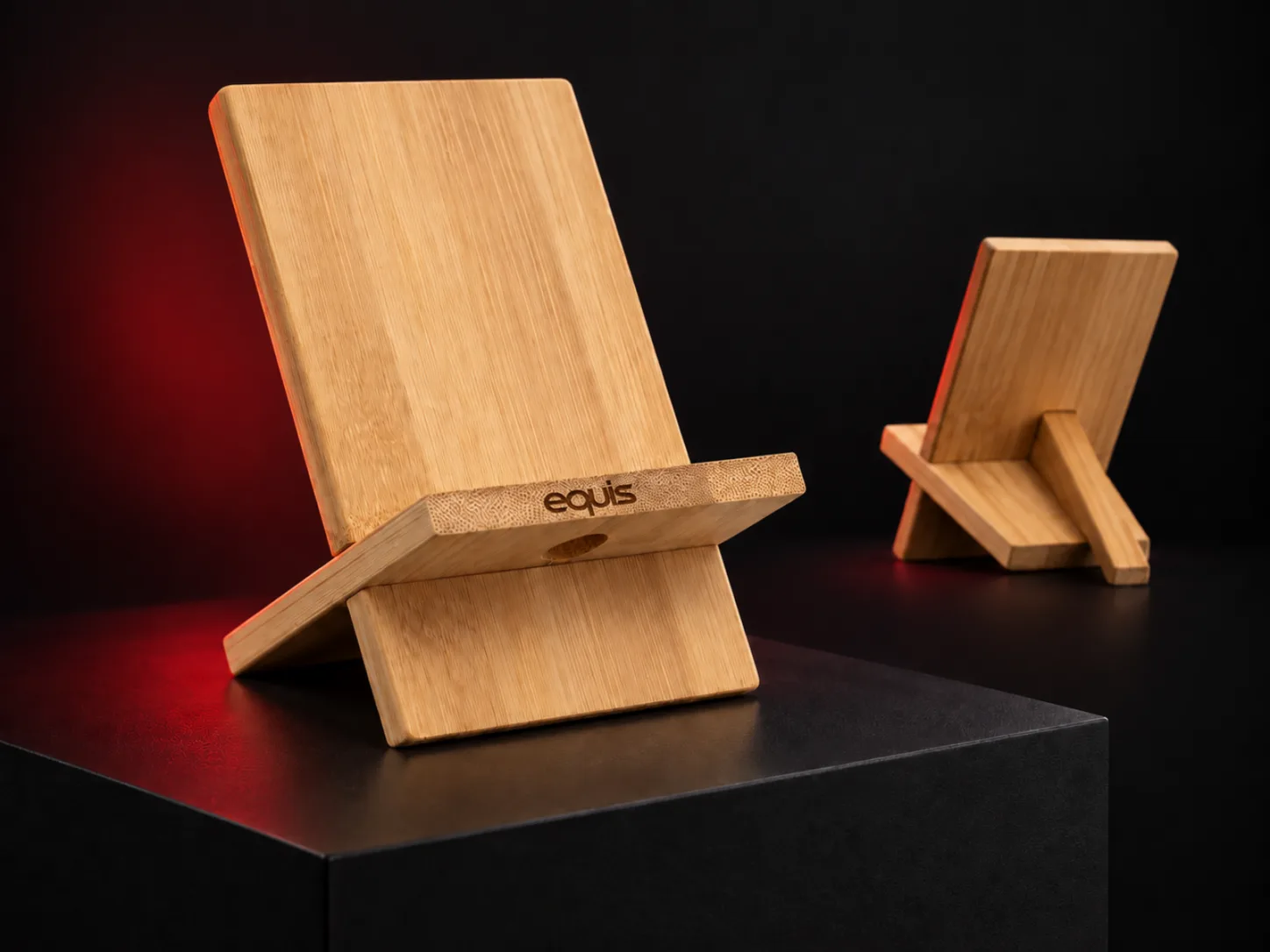 Porta celular de madera personalizado con logo de empresa, producción de FOCUS+