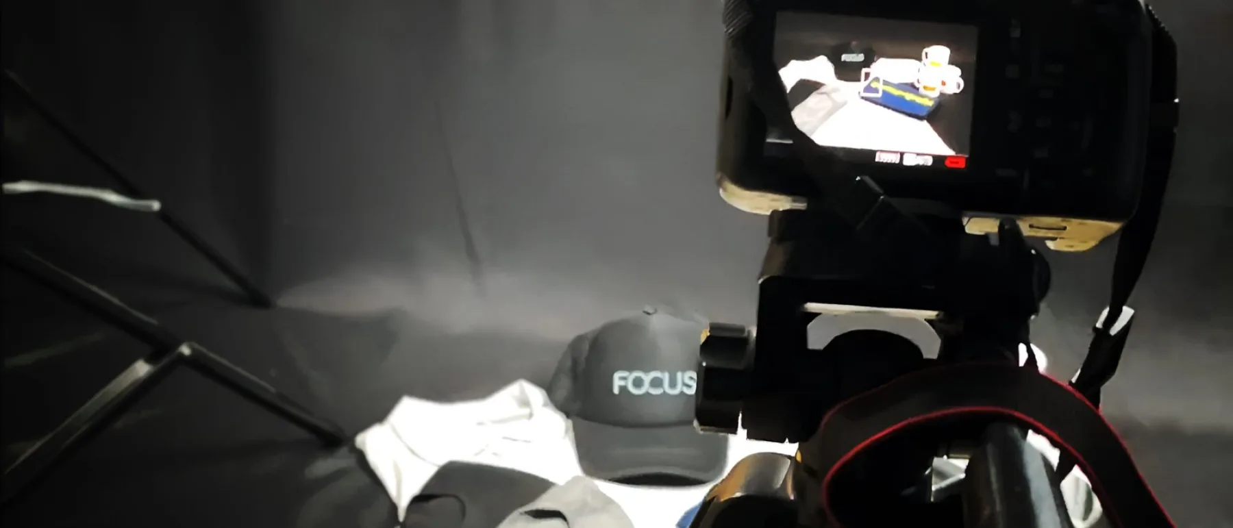 Producción audiovisual propia de FOCUS+: cámara en trípode durante una sesión de fotos
