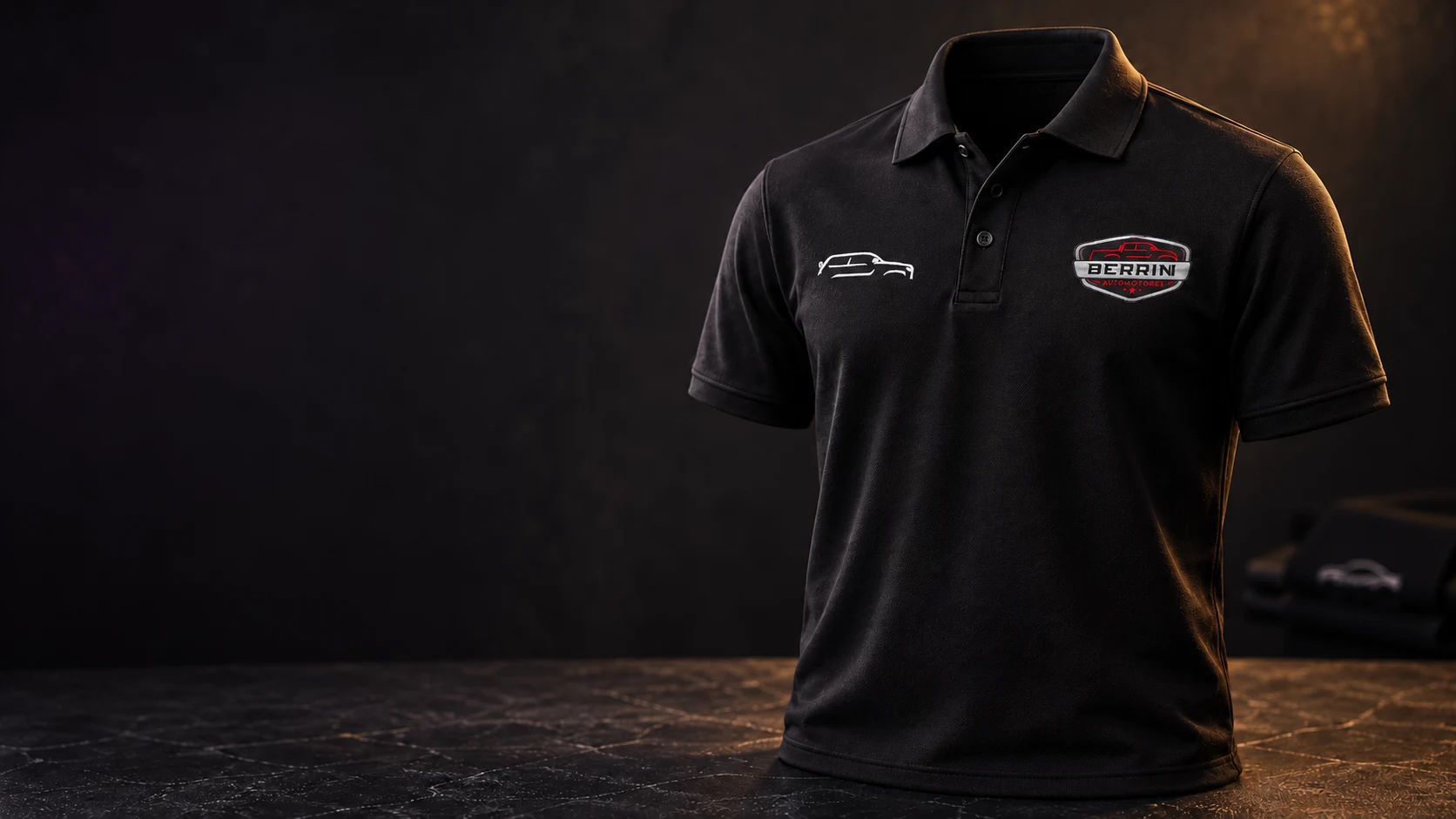 Chomba corporativa negra con logo aplicado, producción real de FOCUS+